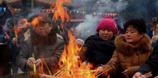 俗语说:"烧出了香,也招惹出了鬼"不是迷信,古人说的是人性的丑恶