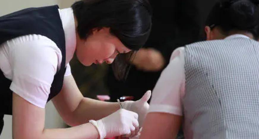 入殓师吴津娜,19岁赴日学习:曾为死者选洗发水,试验了200多次