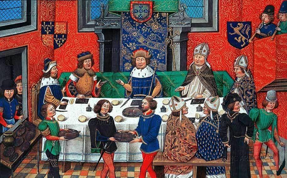 他们把一盆汤,两盘鱼或者其他食物端到他们面前,仆役们切开剩下的面包