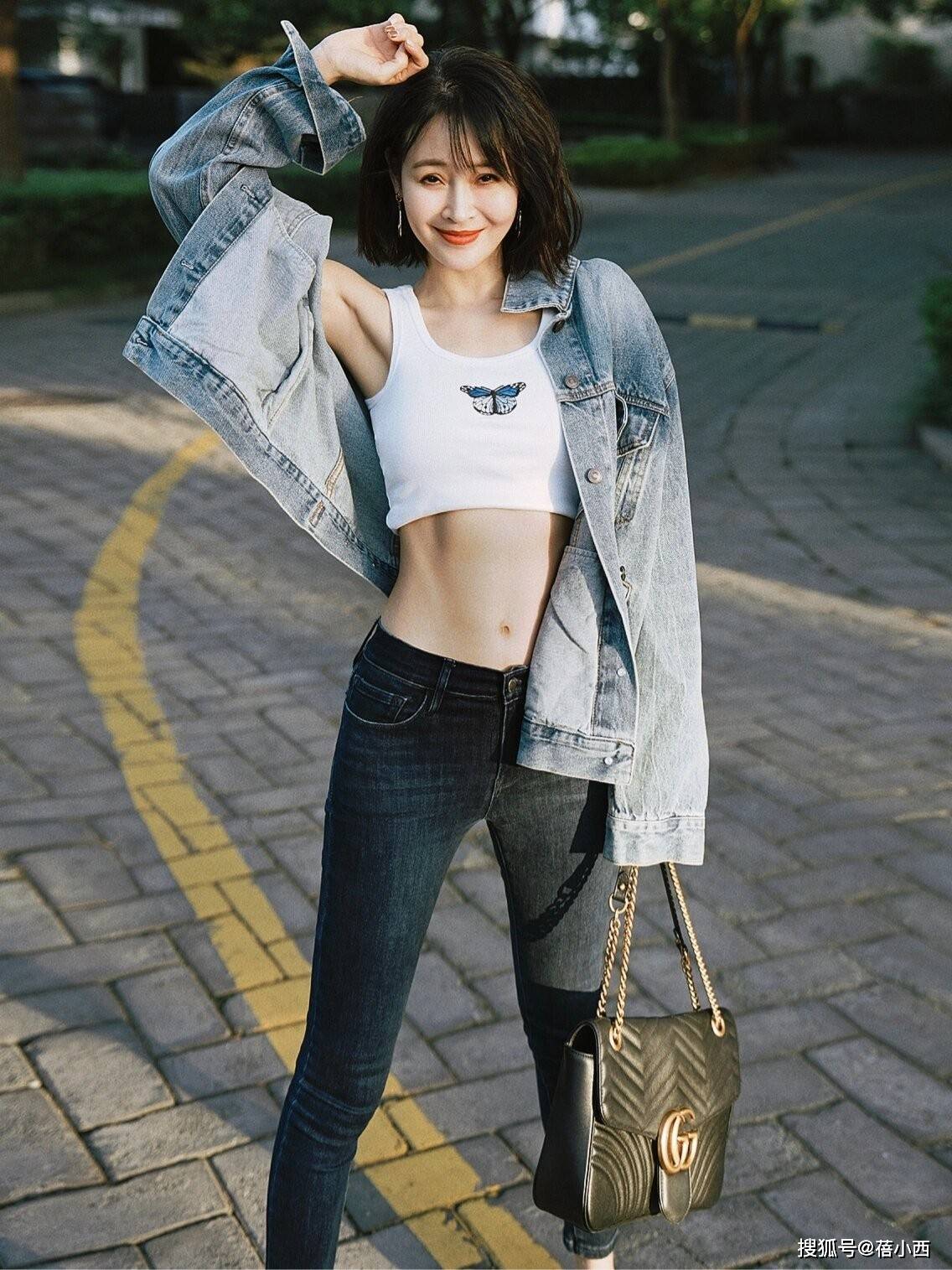 被41岁于明加的腹肌惊艳!穿背心 紧身裤秀出a4腰,性感又迷人