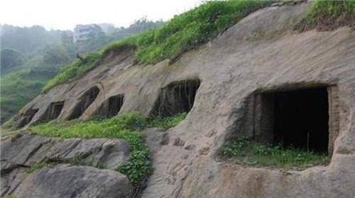 儿子把60岁父母送入坟,每天送一餐砌一块砖,坟口堵死后不再过问