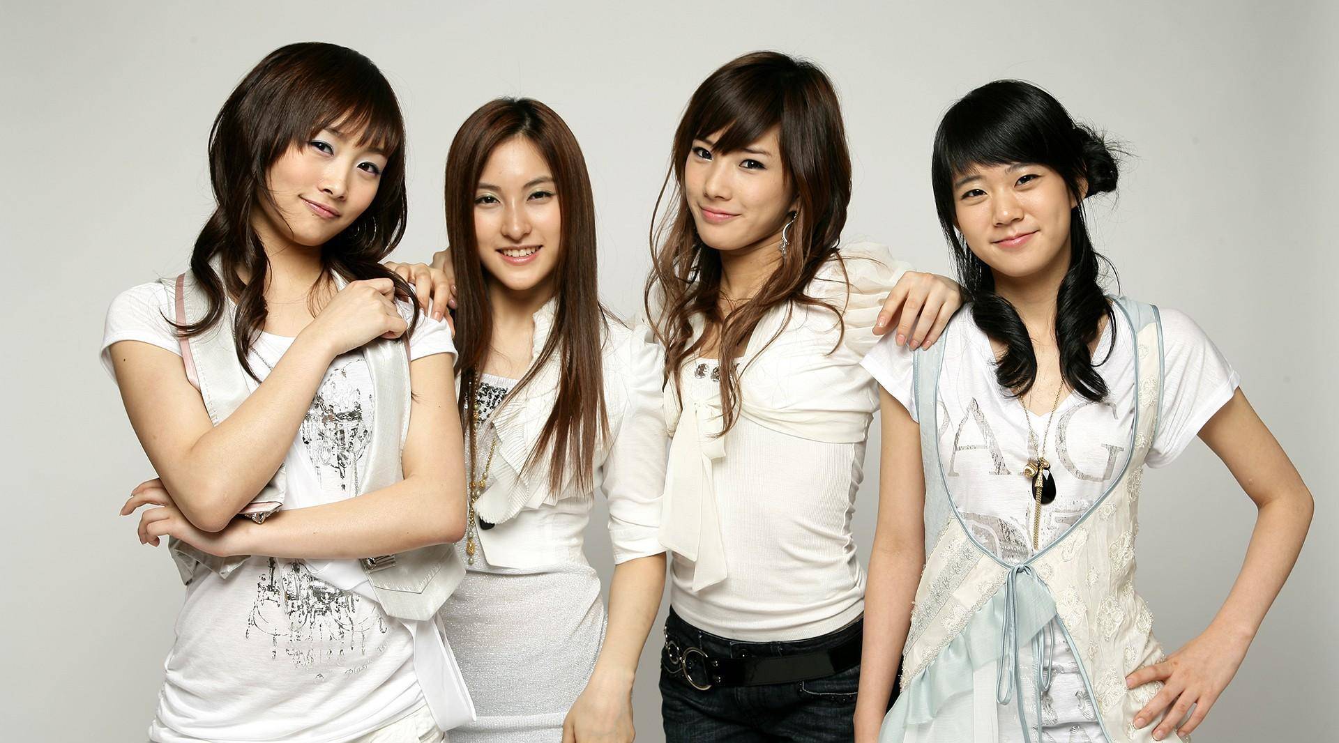 然后在2010年初,"kara"和"少女时代"进一步俘获大批岛国粉丝,其中不少