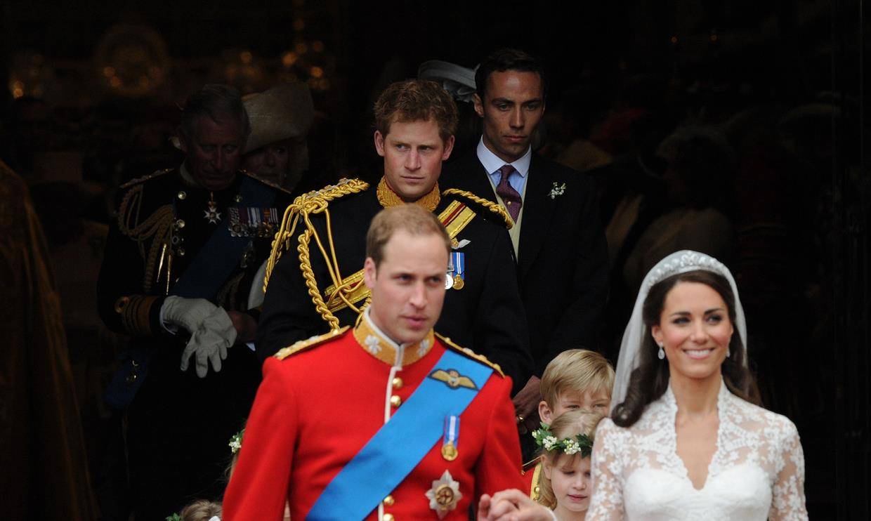 查尔斯区别对待2个亲家母:嫌弃凯特的母亲,和梅根的母亲很亲近_卡洛尔