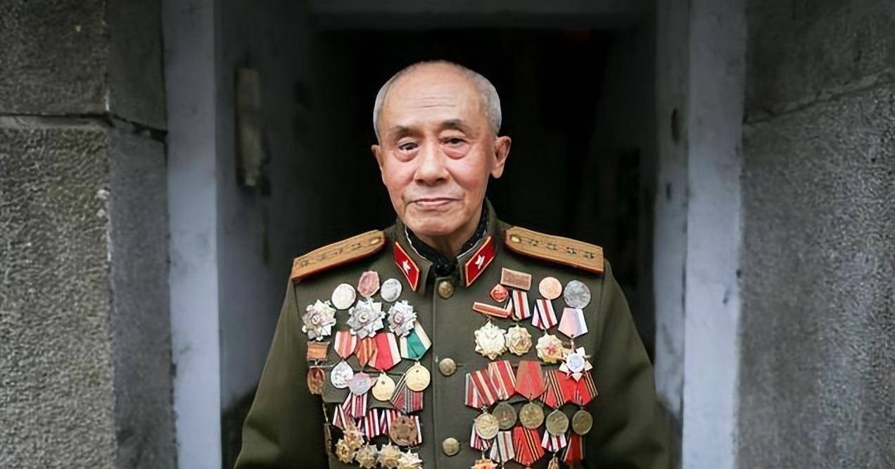 河北104岁老人去世,子女清理遗物时,才发现父亲立过10个一等功