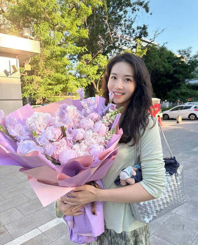 中国女排奥运冠军魏秋月卷发新造型惊艳出镜