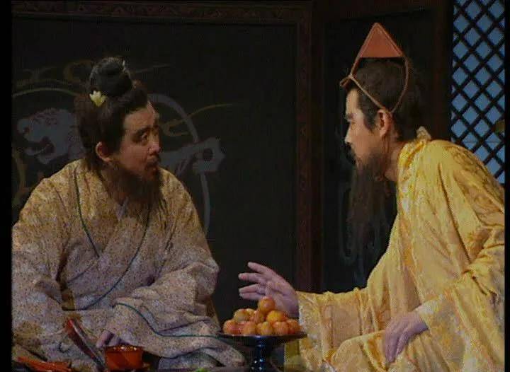 "结果被我们的大将军何进立马怼回:不过那时,他还只是个小小的典军