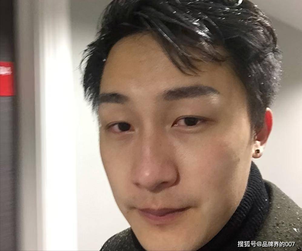 从负债百万到年收5亿,29岁登上福布斯榜,年轻女孩捧出的富豪