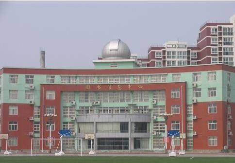 1955年成为完全小学.1956年更名为"黑山小学".