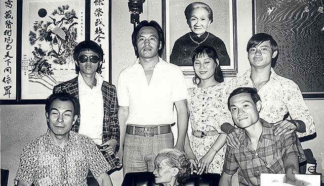 中年丧偶黄飞鸿的下半生并不像想象中顺利,儿子因暗算而死,之后战乱频