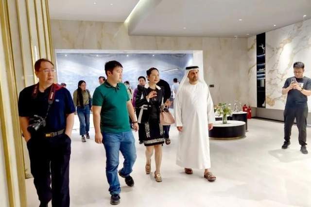   阿联酋迪拜市政厅遗产建筑设计部的艾哈迈德·穆罕默德参观了金狮王。