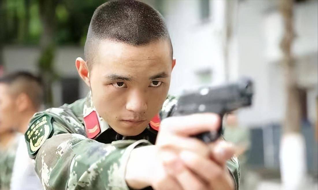 "卫国勇士"张豪:19岁边防战士,身中13弹仍追800米擒获歹徒