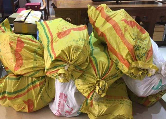 2011年,河南夫妻太贫困惹人同情,却被警方从床底搜出8000万现金