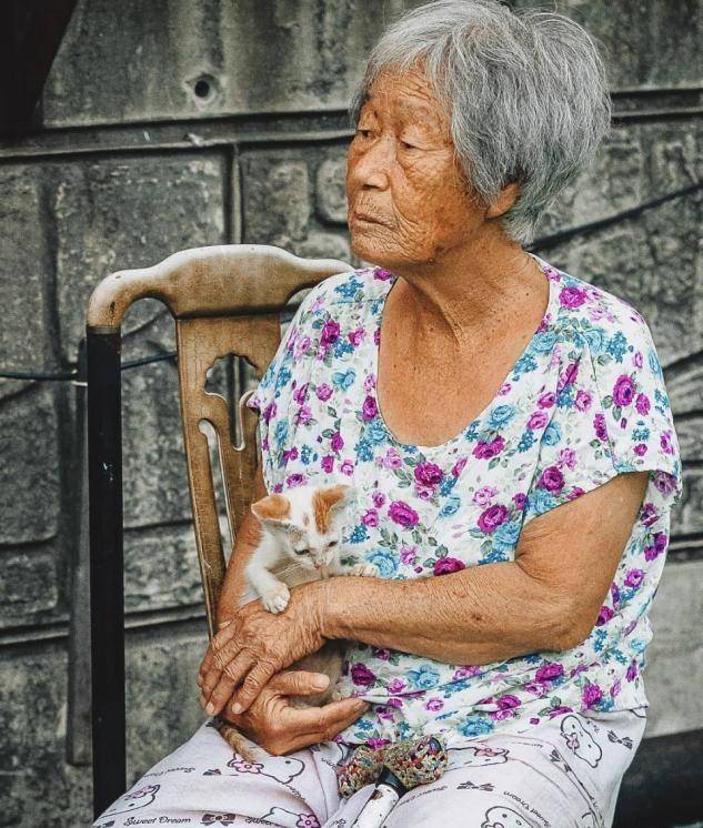 而韩国的养老金制度也是一言难尽,只覆盖1988年以后退休的老人.
