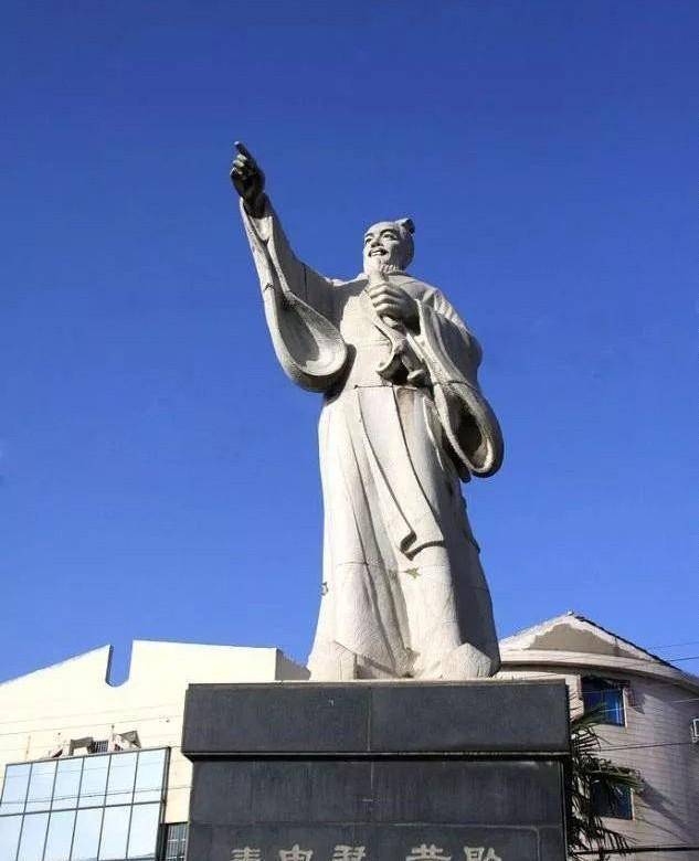 春申君雕像黄歇生活在距今二千二百多年前的楚国,本是河南潢川人,因为