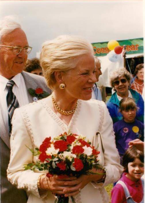 同嫁王子互为妯娌,一个抑郁成疯,一个惊世骇俗_凯瑟琳_爱德华_音乐