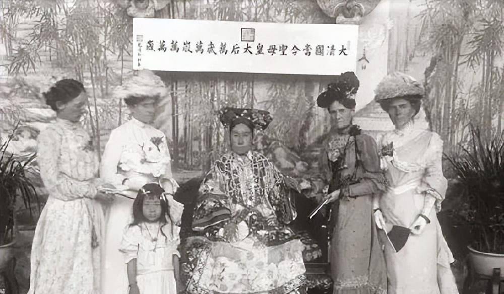 慈禧太后男宠上至亲王下至太监商贩,除此之外还有外国人,名叫巴克斯