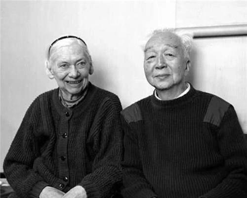 相伴到老回国后的杨宪益和妻子都在一家编译馆做翻译工作,这两个人
