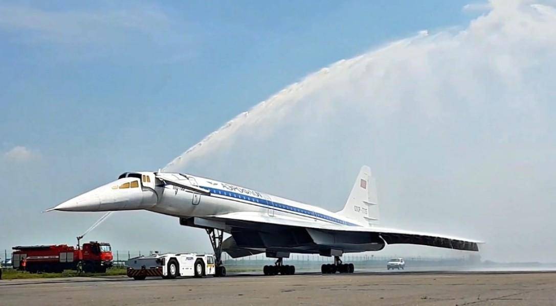 运行的超音速客机,即冷战时期诞生的由法国和英国合研的协和式客机