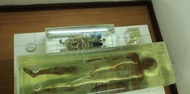 湖北出土历2140年不腐男尸,刚看到时像"才死",随葬品如新