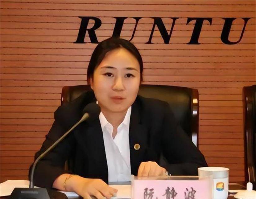 彼时的阮静波不过27岁,因为父亲的突然离世,不得不硬着头皮,仓促上位