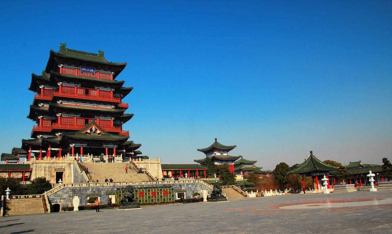 江南三大名楼中的滕王阁在历史上一共有三座,分别位于滕州,南昌和阆中