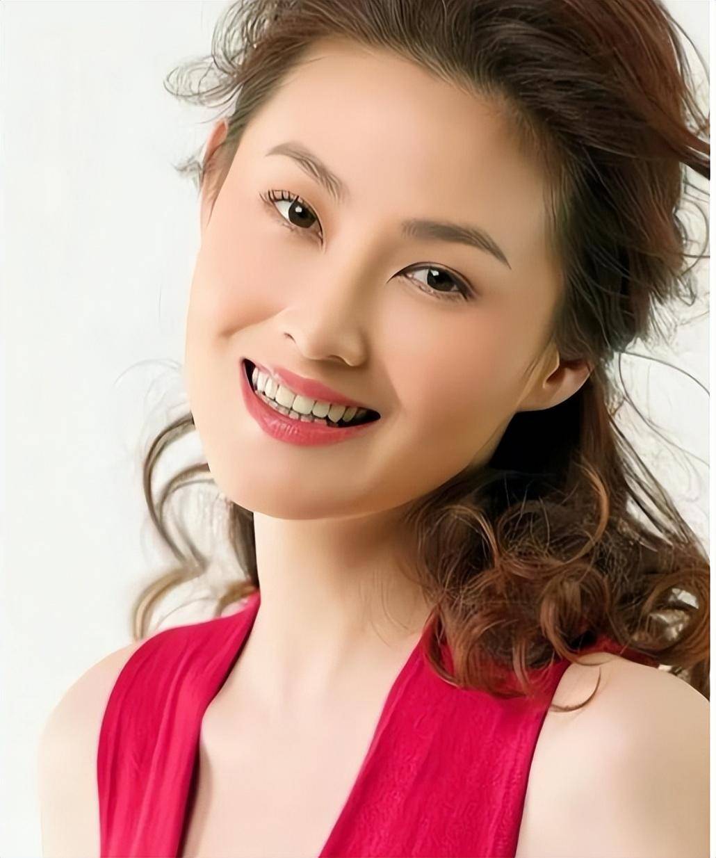 "潘金莲"王思懿年过50,身材十分丰腴性感,比年轻时更成熟迷人