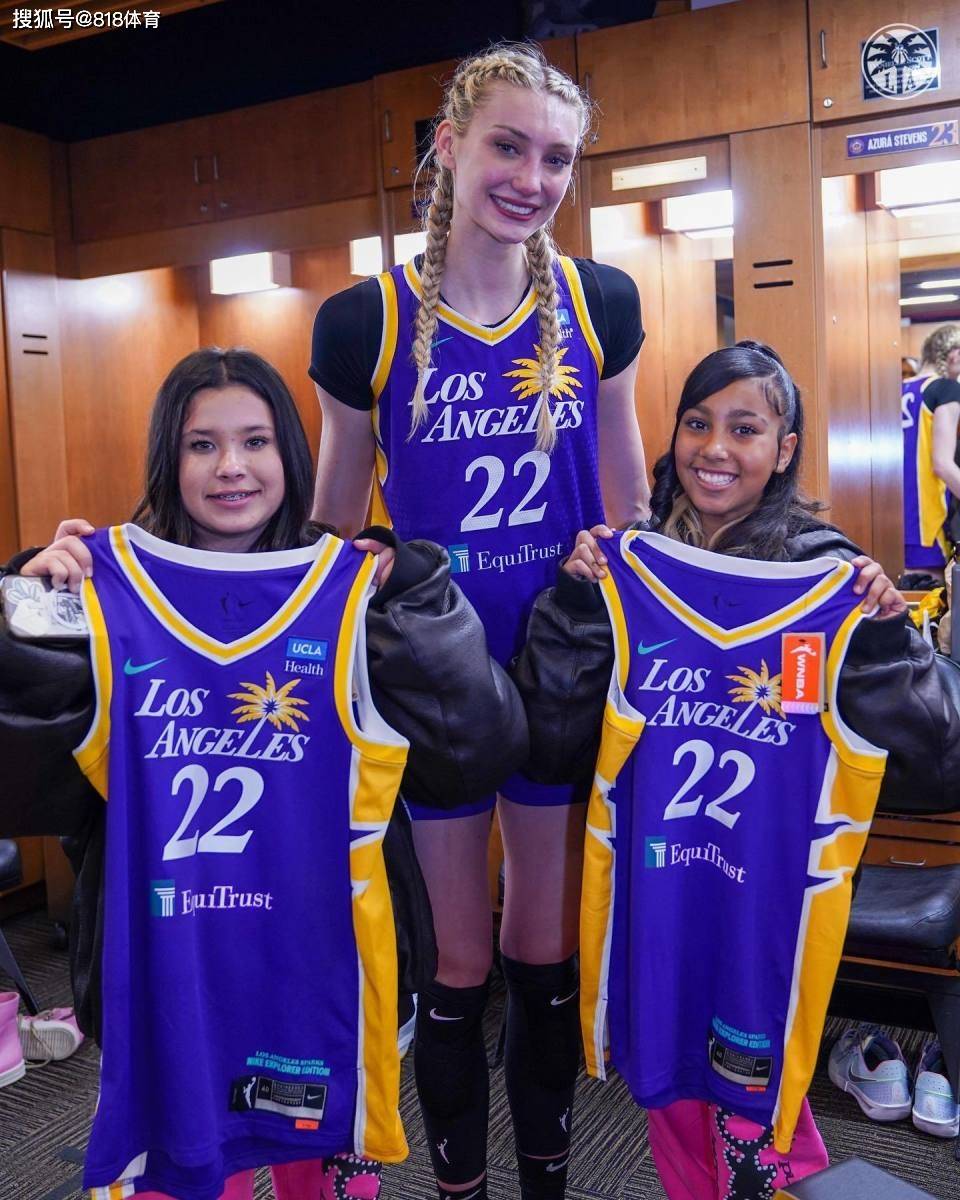 顶流!金卡戴珊火花更衣室追星库里教妹,女篮国手李月汝与金姐同框