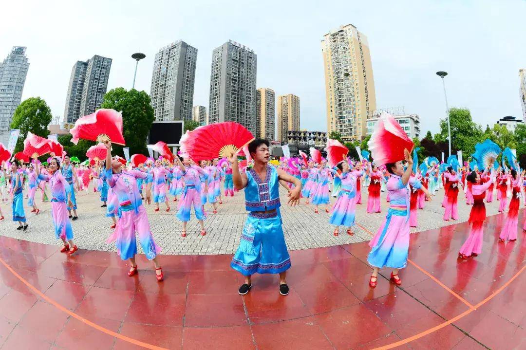 远流长,起源于唐宋,延续于元明,兴盛于清代,辉煌于新中国,是一种集歌