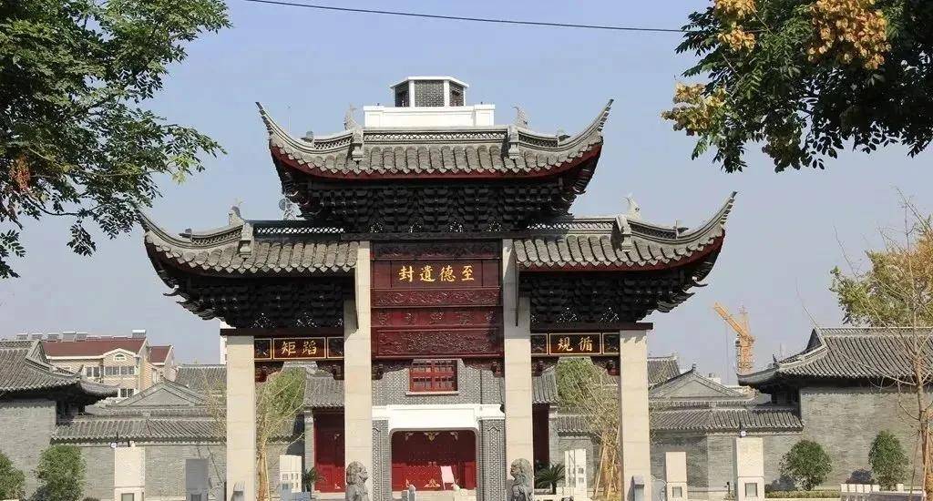 泰兴三馆位于老县衙地块,是展示泰兴深厚文化底蕴和现代城市文明的