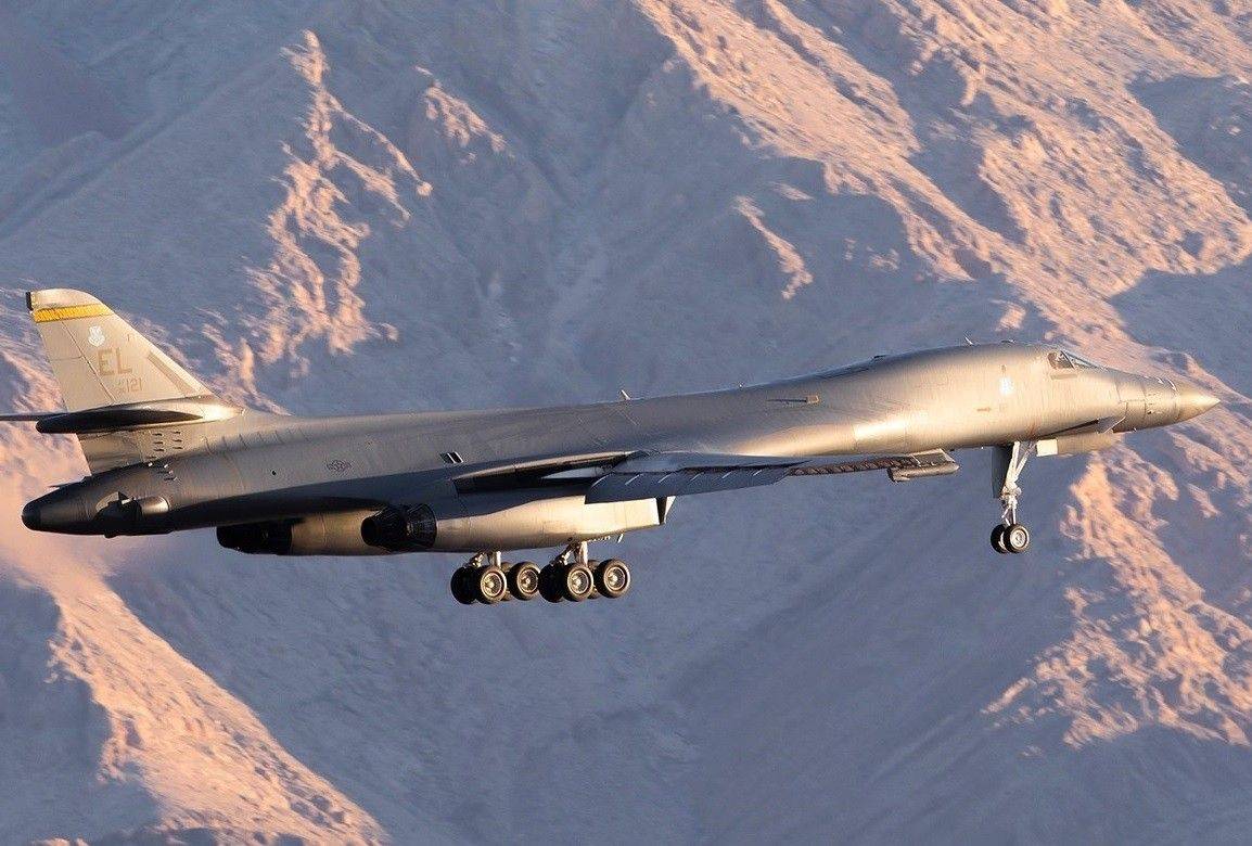 台媒栗正杰:解放军歼-11驱离美b52 追击到台东近海