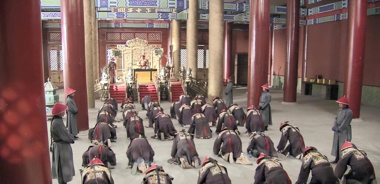 清朝大臣在跪拜皇帝的时候,经常拍两下袖子,这到底是为什么呢?