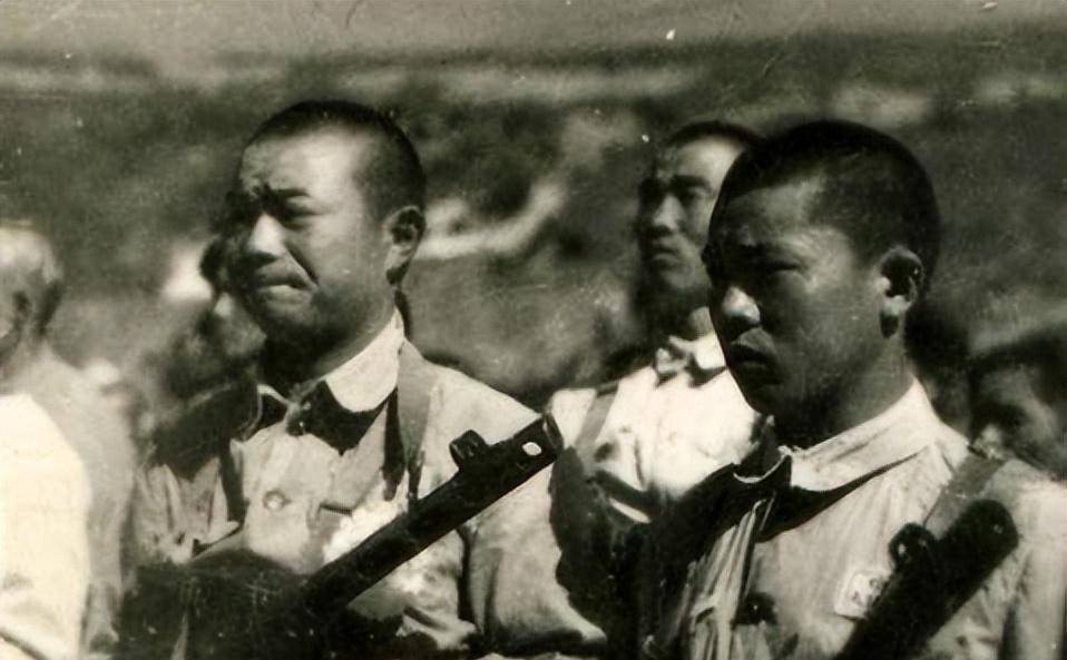 战争结束,蒋诚回到家乡1955年蒋诚跟随复员大队伍开始返乡,士兵们终于
