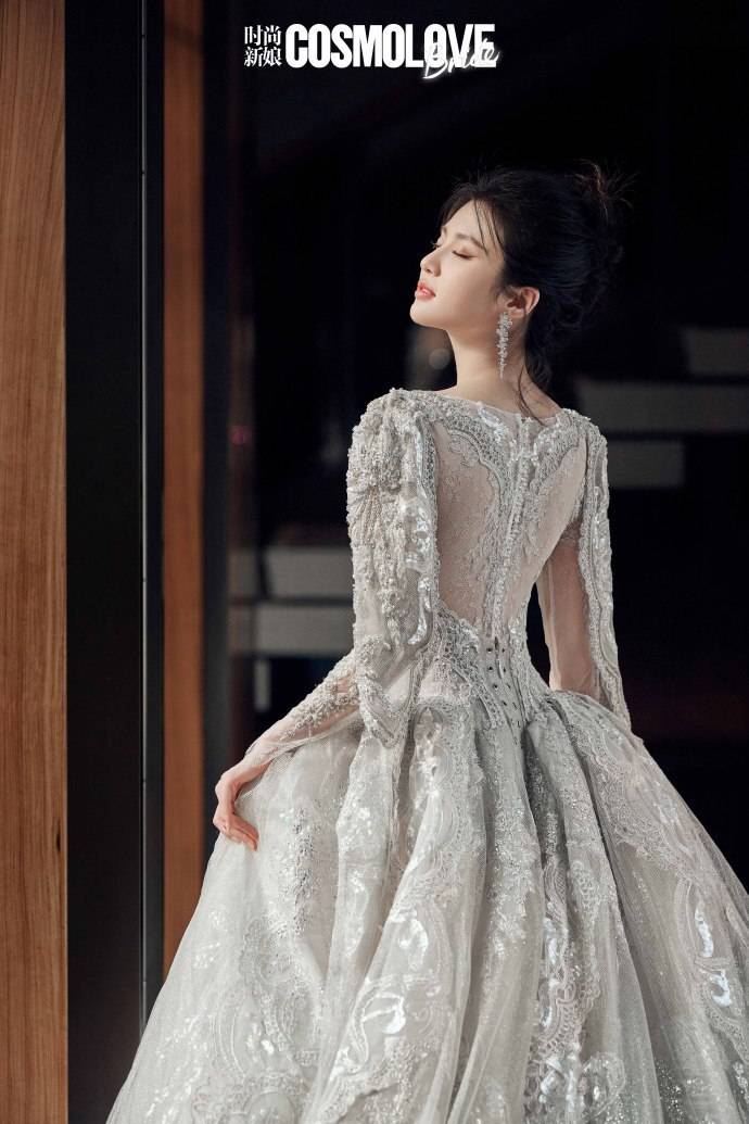 张慧雯再登杂志封面,清纯甜美惹人爱,白色礼服宛如新娘