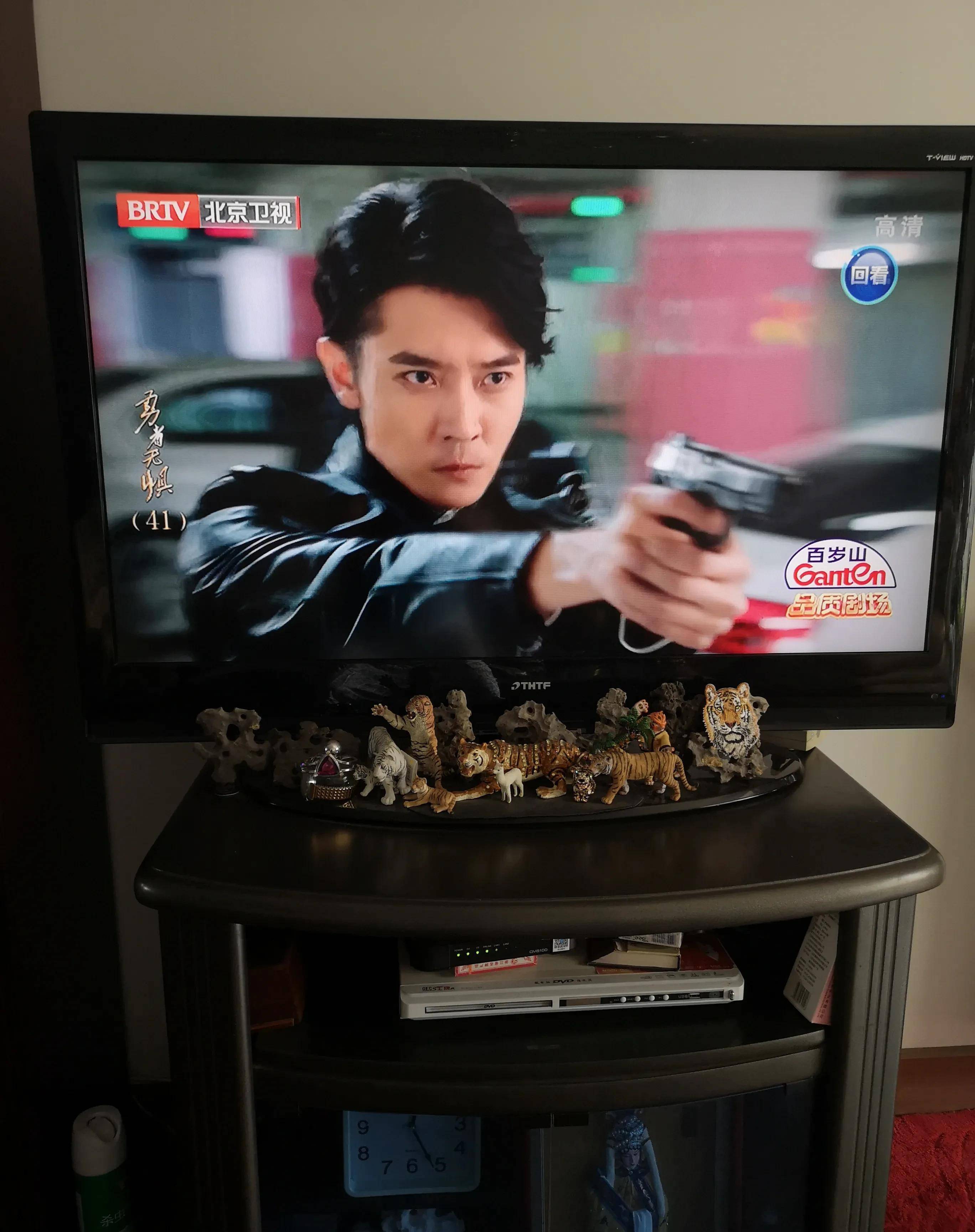 林嘉裕驾车逃跑,黑警赵队紧追其上,伺机将林的车撞翻.
