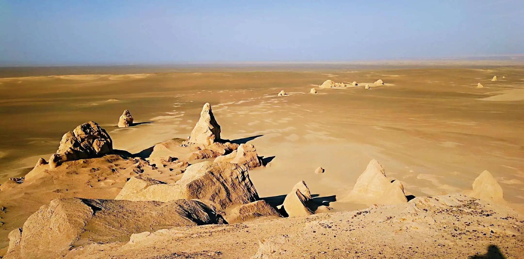 提到罗布泊绝对是一个充满神秘色彩的地方,位于新疆塔里木盆地的最东