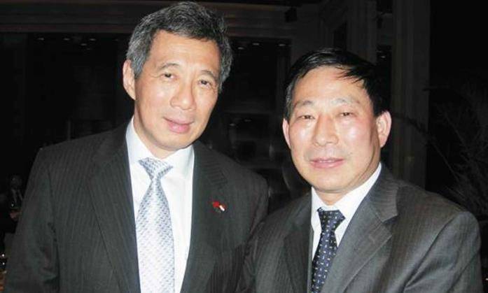 娶了学生,超生丢铁饭碗,经商赚千亿的严介和,儿子也成新疆首富