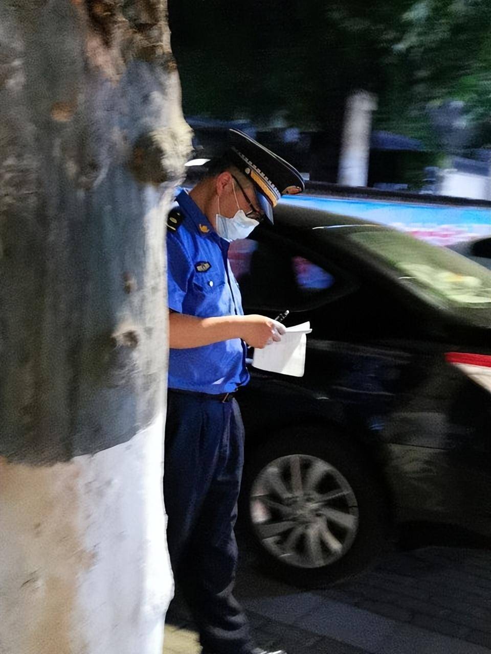 沈阳大爷砸城管,官方通报已出,真相被曝光,大爷或将被追责!