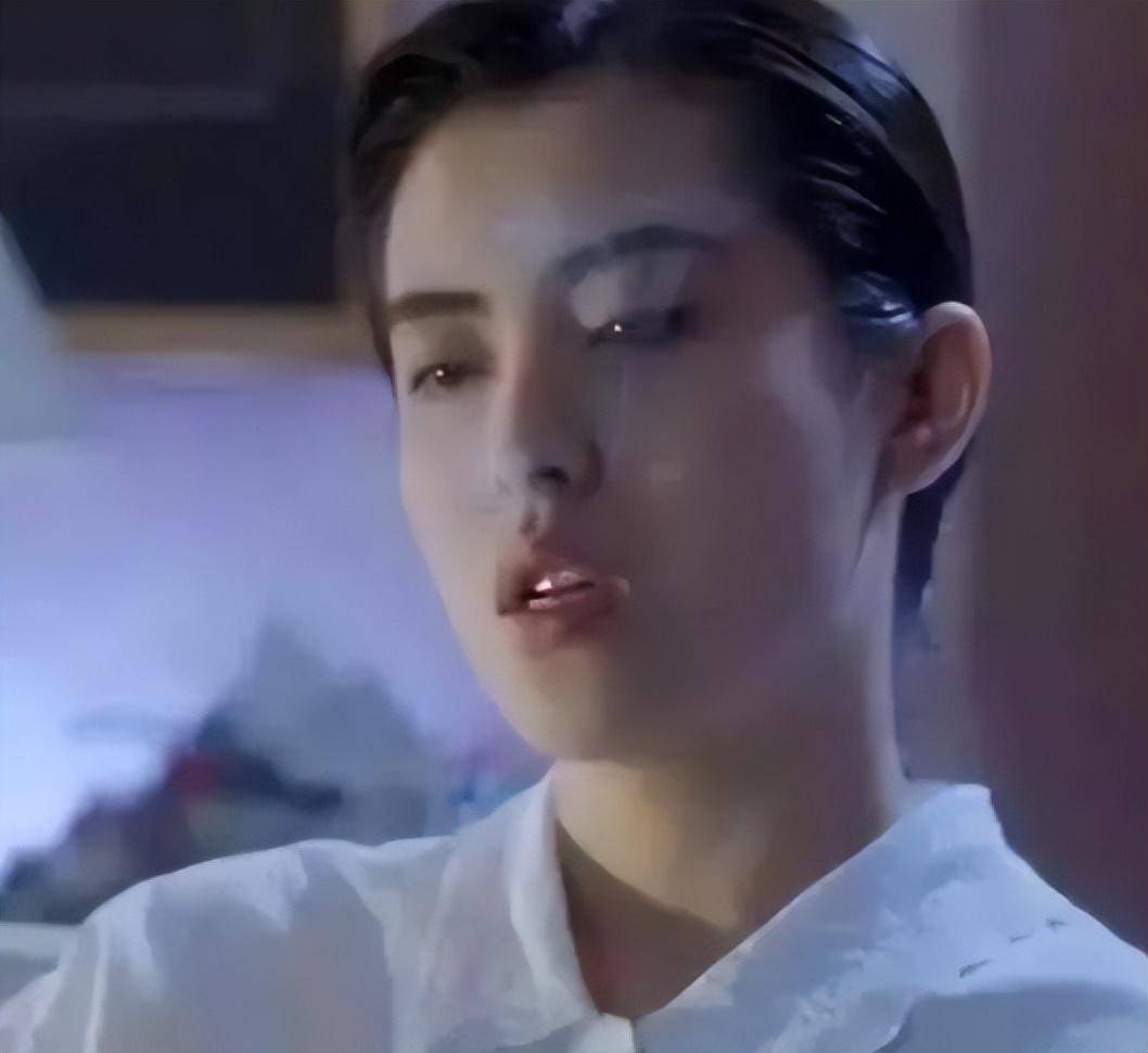 短发状态的王祖贤更加显得中性化,尤其是吐烟圈的那个场景,一头大背头