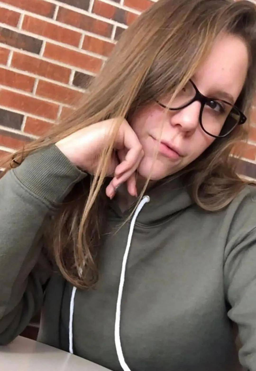 24岁女老师婚前出轨11岁男孩,用记事本记录接吻次数_麦迪逊伯格曼