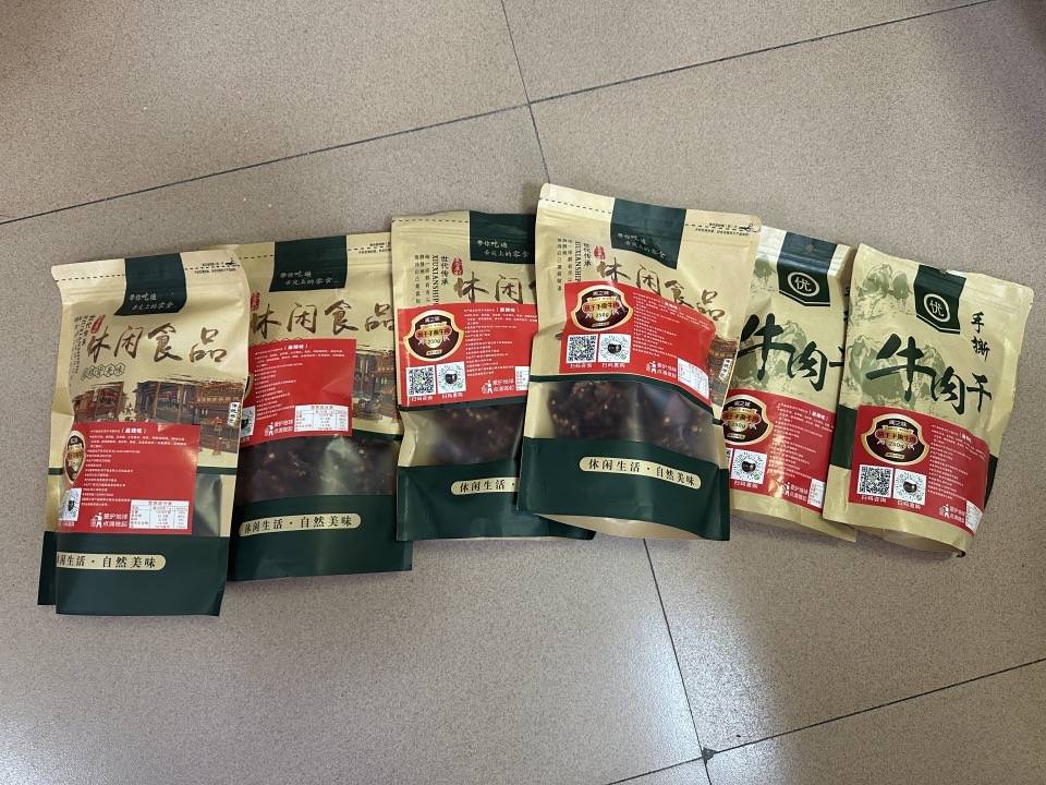 四川省阆中市市场监管局铁拳执法严查假冒食品