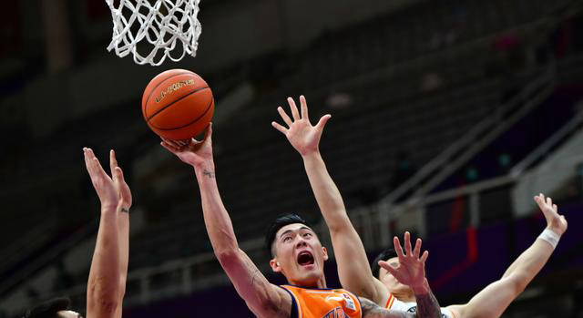 效力浙江广厦四个赛季,他展现出了顶级3d球员的实力,在防守,突破,投篮