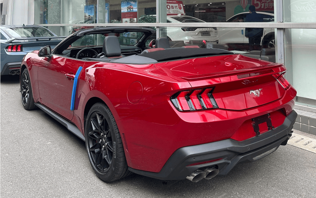 全新福特mustang实车到店,长超4米8 软顶敞篷,配曲面双联屏