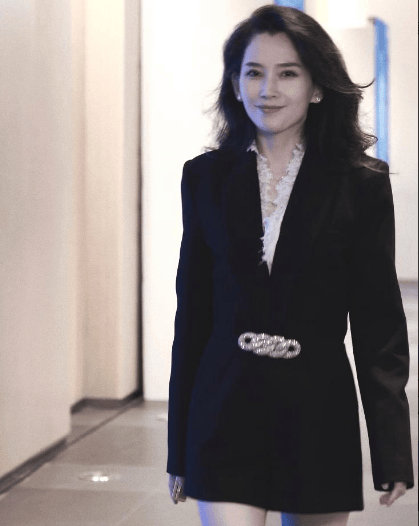 森林北旧照曝光,与前夫合影甜蜜,是华晨宇迷妹,与汪峰双双沉默