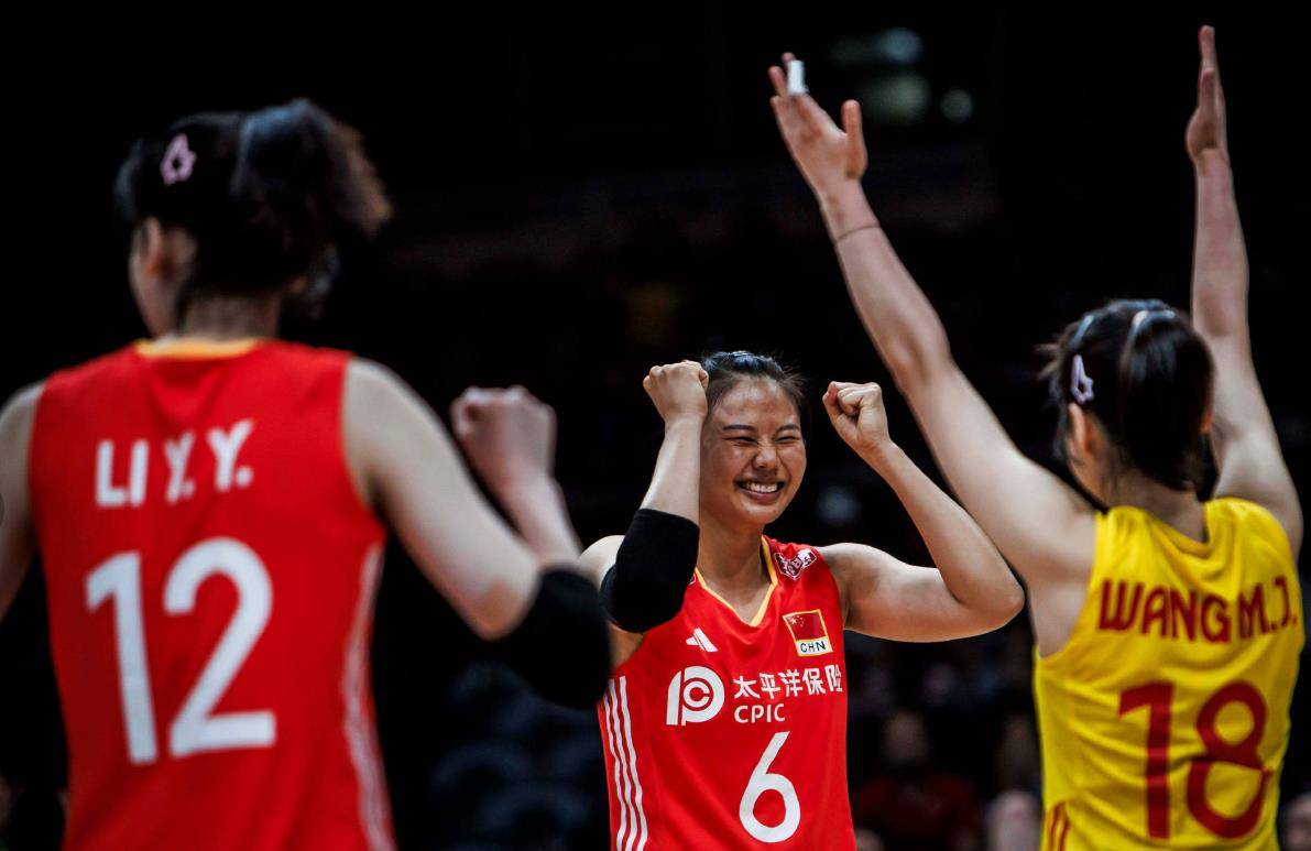 98-89!中国女排3-1逆转美国,上升世界第5,拦网狂虐对手12分