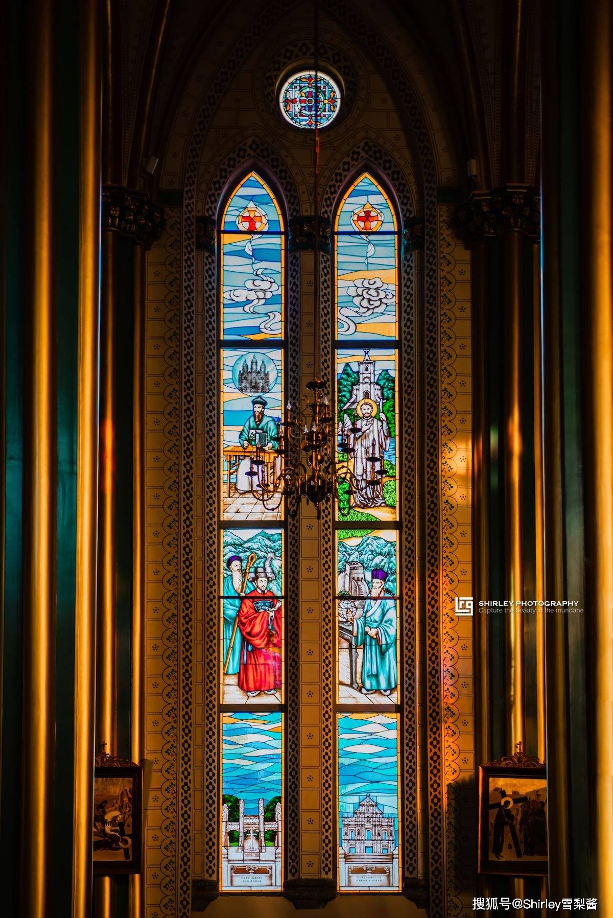 午后的阳光透过彩窗倾泻进教堂,斑驳陆离的奇光异彩,平添几分神秘滋味
