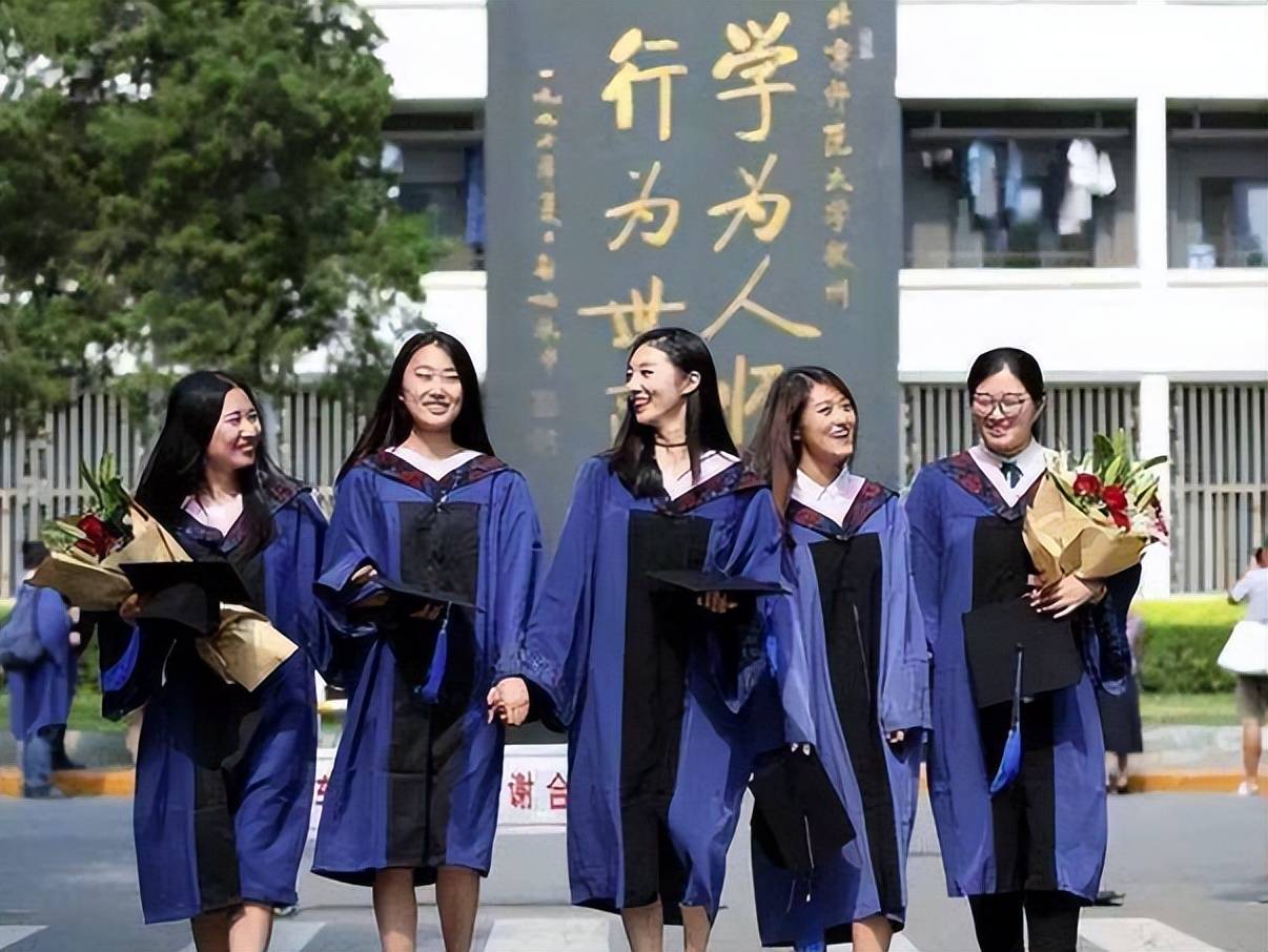 "学士服失物招领,让穿粉色学士服的同学破防_工作_毕业_待遇