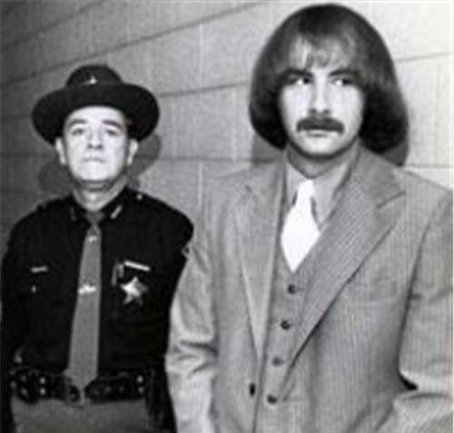 他杀害20岁女大学生,被无罪释放,法官:他身体有24个人怎么判