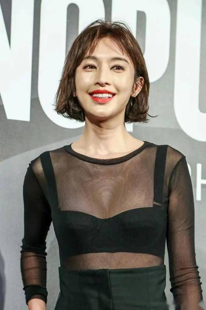 39岁张俪再次展现完美身材,美貌与实力兼具的女神!