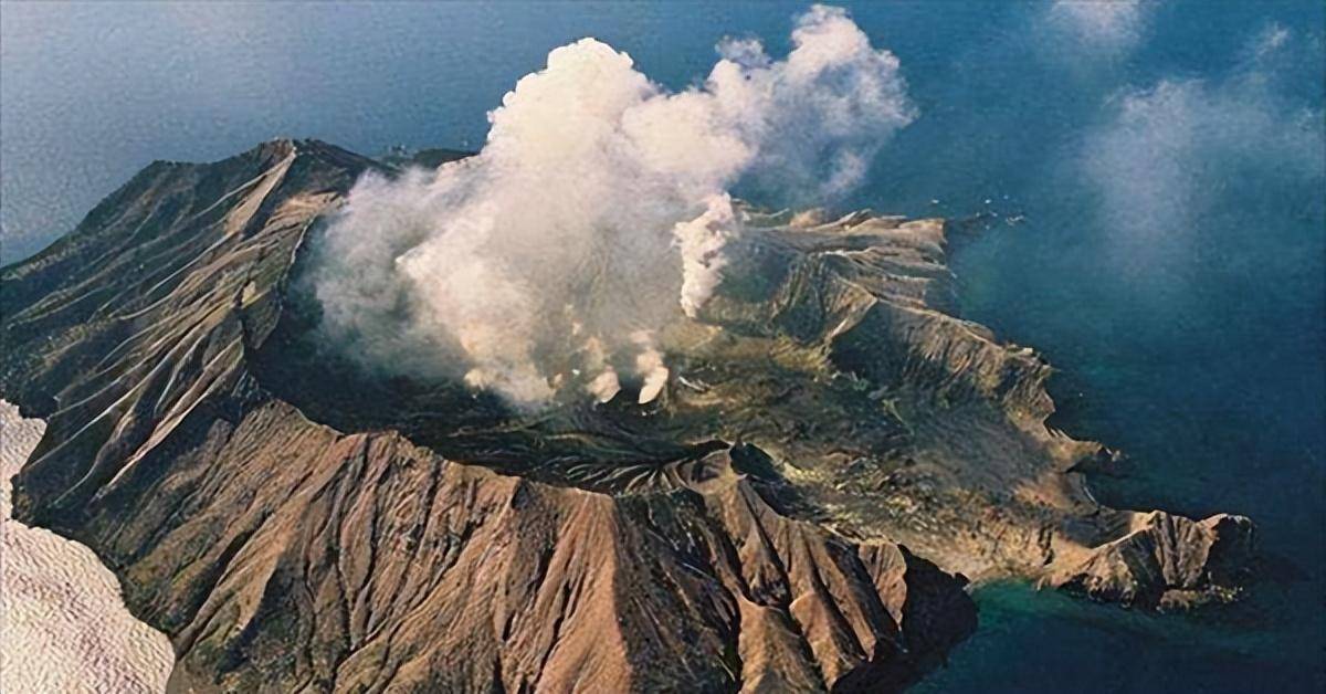 冒纳罗亚火山入侍的时候,各种有害的火山烟雾带起的有害气体,外加释放