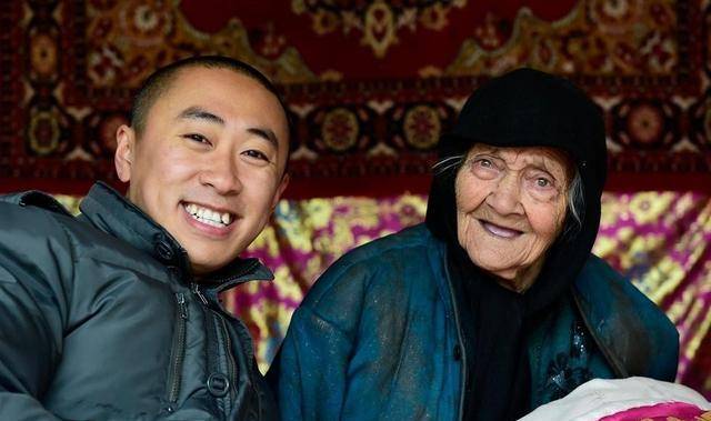 新疆老人的后面图片图片
